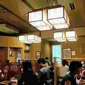 室町砂場店内