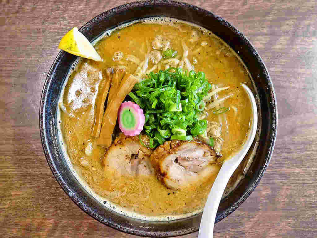 濃厚なコクと酸味で体がホカホカする「我流麺舞 飛燕」の味噌ーメン