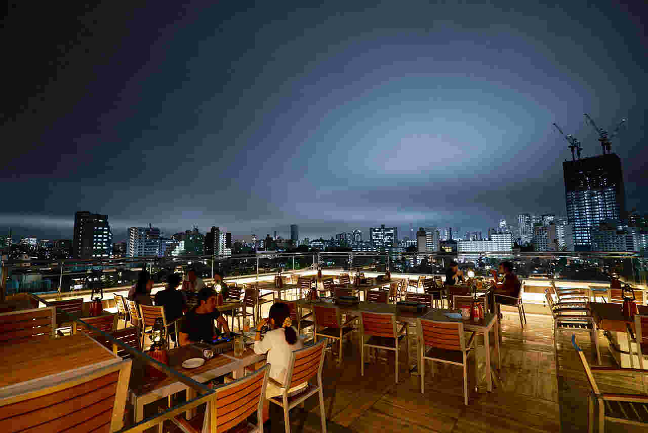 カフェコットンクラブの屋上のビアガーデンの様子