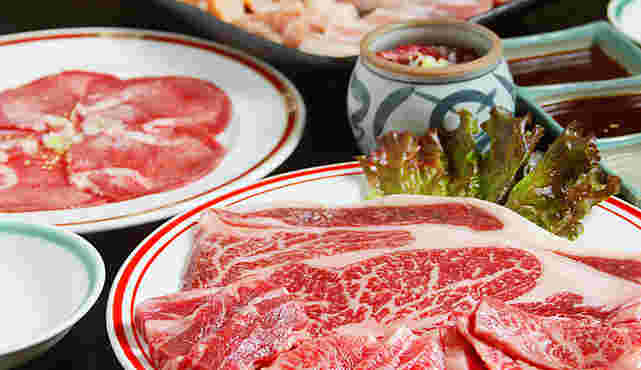 牛タンスライスや厚切りの牛肉が美味しそうに並んでいる画像