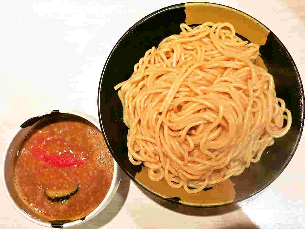 味噌ダレを使った美味しいつけ麺を提供する「あら炊き豚骨あらとん」