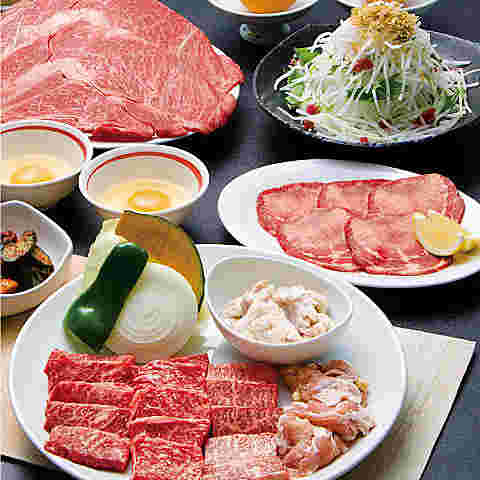 サラダや牛肉、牛タン等沢山のお肉が並んだ画像