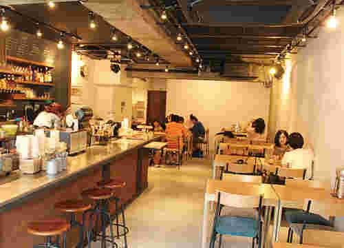 本町コモンズの明るく清潔感のある店内の様子です。