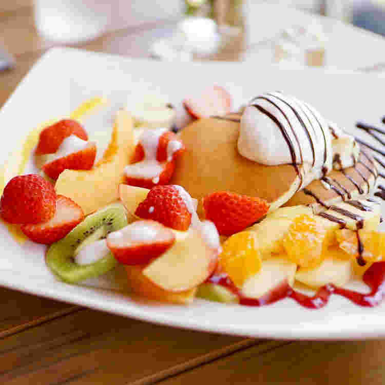 たっぷりのフルーツが添えられたパンケーキ