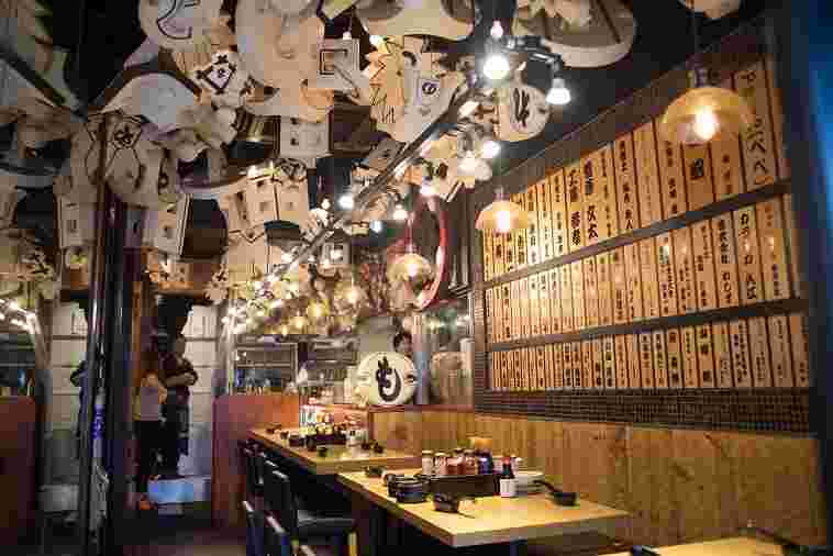 新宿駆け込み餃子店内