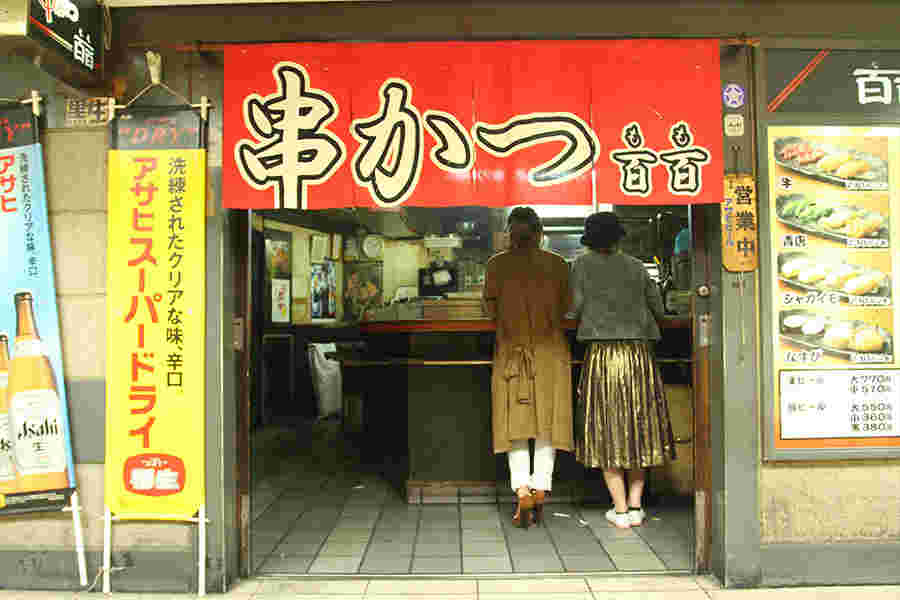 立ち飲みで楽しむ串かつ百百