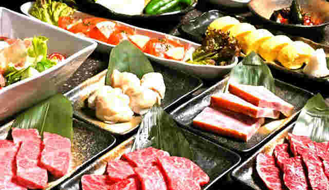牛ホルモンや牛肉が美味しそうに並べられたお皿が沢山ある画像