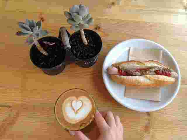 カフェラテとホットドッグ