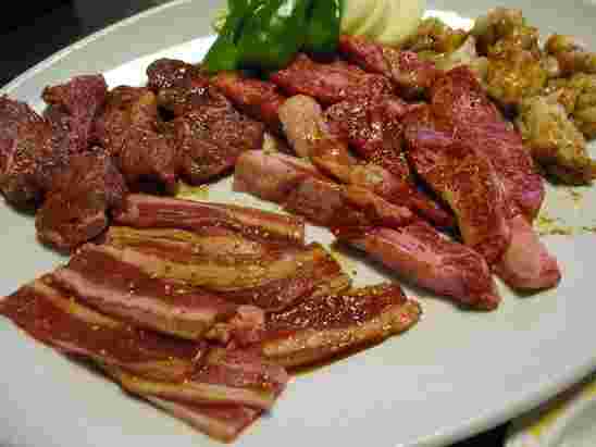 タレのしみ込んだ美味しそうな豚肉と牛肉とホルモンの画像