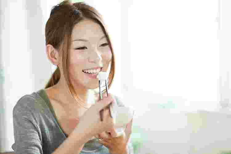 食べる女性