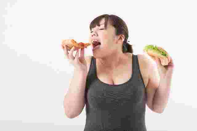 食べる女性