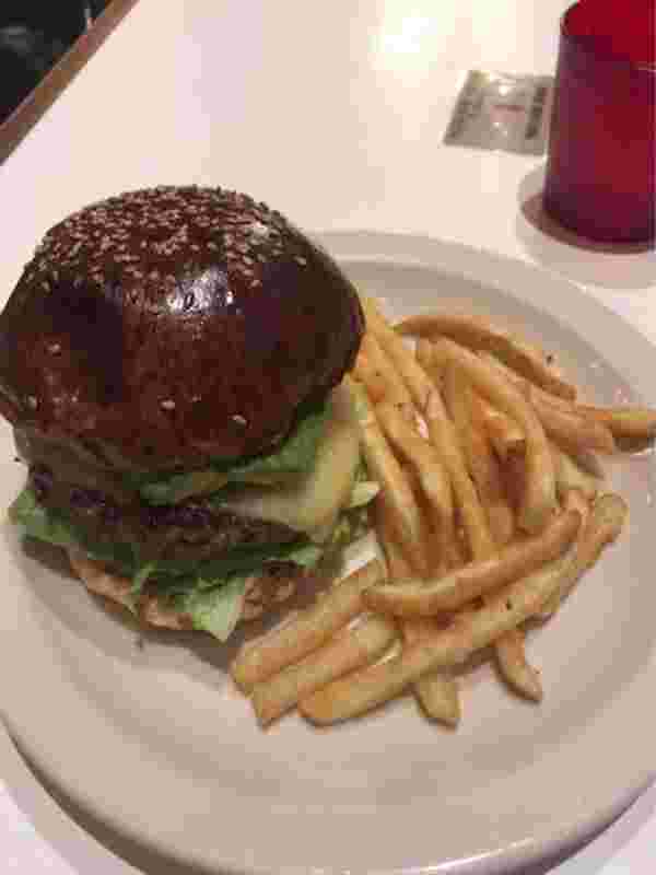 アボカドとモッツァレラチーズのバーガー