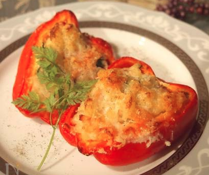 ポテトサラダを入れて焼いた赤いパプリカ