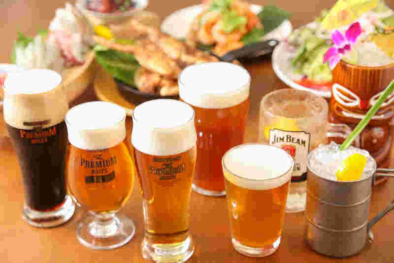 テーブルに数種類のビールと料理が並べられています