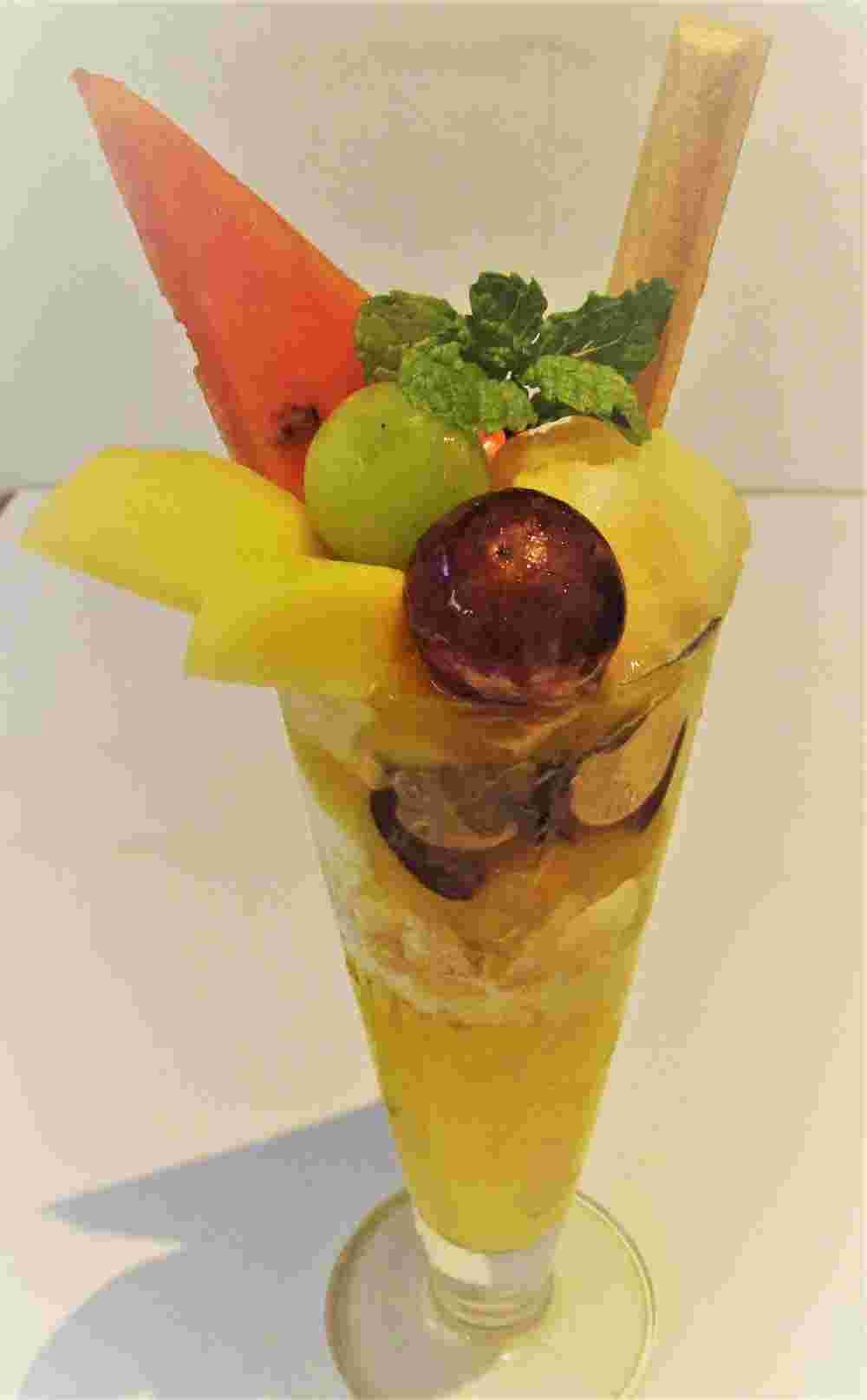 美味しそうなフルーツパフェです。