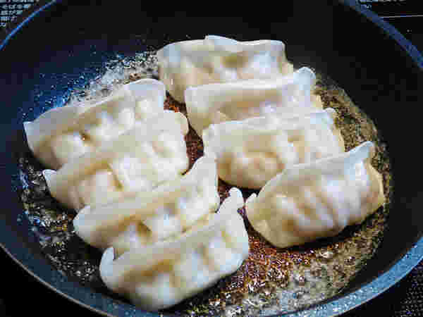 羽根つき餃子を焼いている