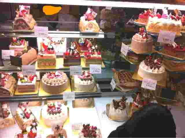 色とりどりのケーキがいっぱいです。