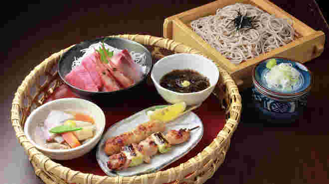 かご盛りの酒の肴とそば