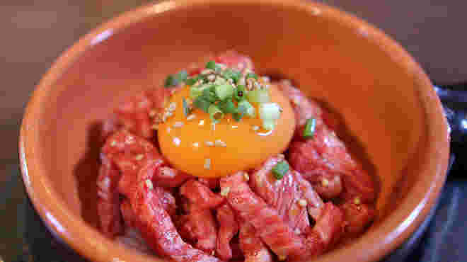 卵の黄身が乗った美味しそうなユッケ