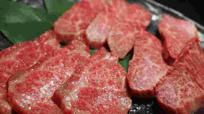 さしの入った美味しそうな牛肉の画像