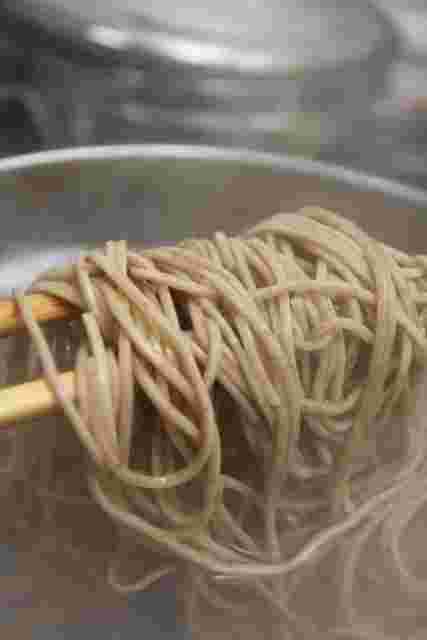 茹でた手打ち蕎麦