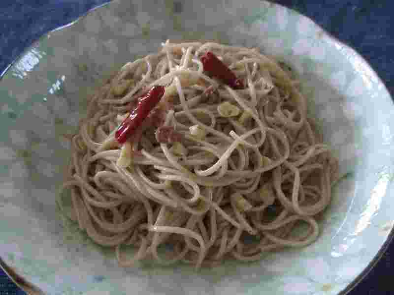 蕎麦を使ったペペロンチーノ