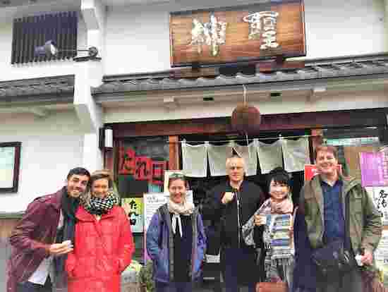 酒店の前で記念写真を撮る、外国人ツアー客