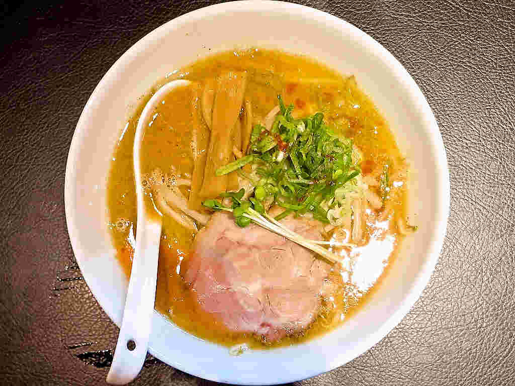 化学調味料不使用で道産小麦の麺で作った「麺eiji平岸ベース」の独特な味噌ラーメン