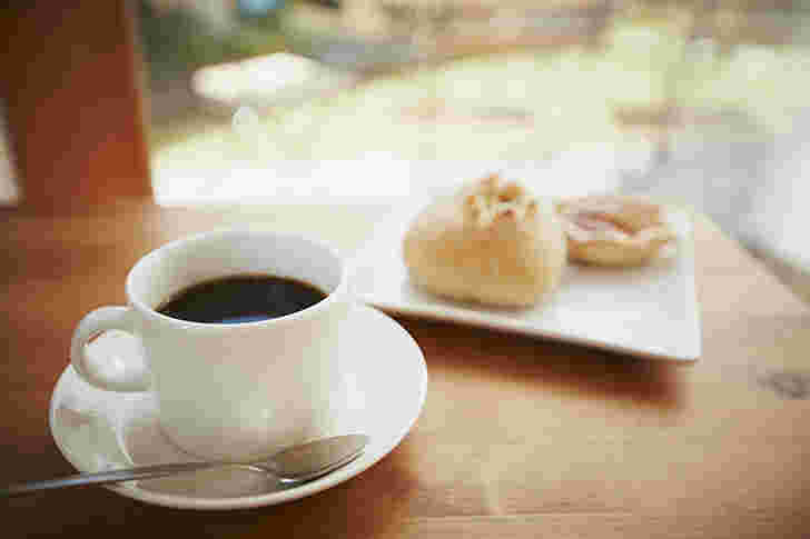 カフェ・アルバートのコーヒーとパン