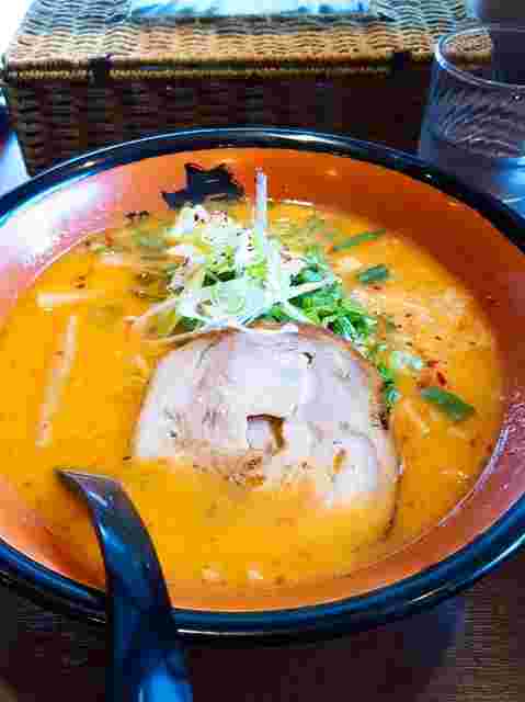 辛くて濃厚な味噌ラーメンを提供する「虎TORA」の味噌ラーメン