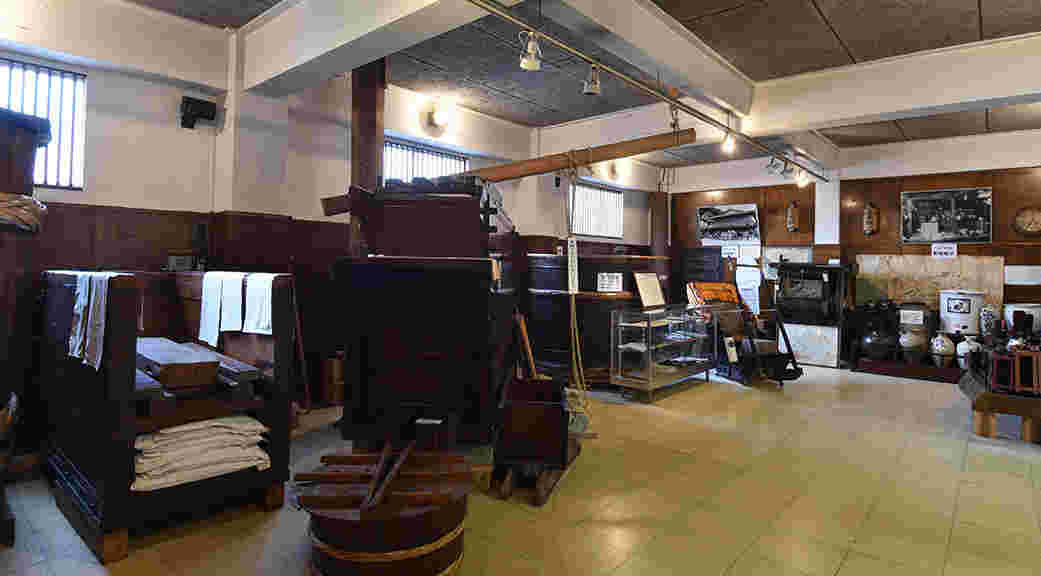 木製の古い酒造り道具が並ぶ資料室
