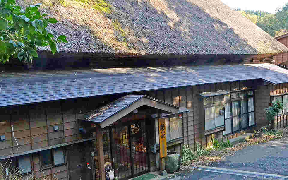 鮎正宗酒造のかやぶき屋根の蔵