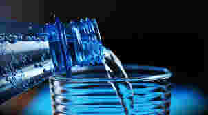 ペットボトルから注ぐ水