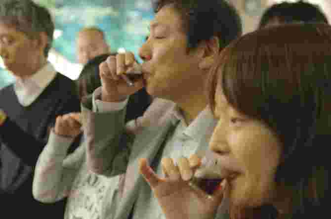 複数の人が試飲している様子