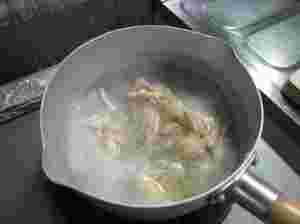 鶏皮を茹でる様子