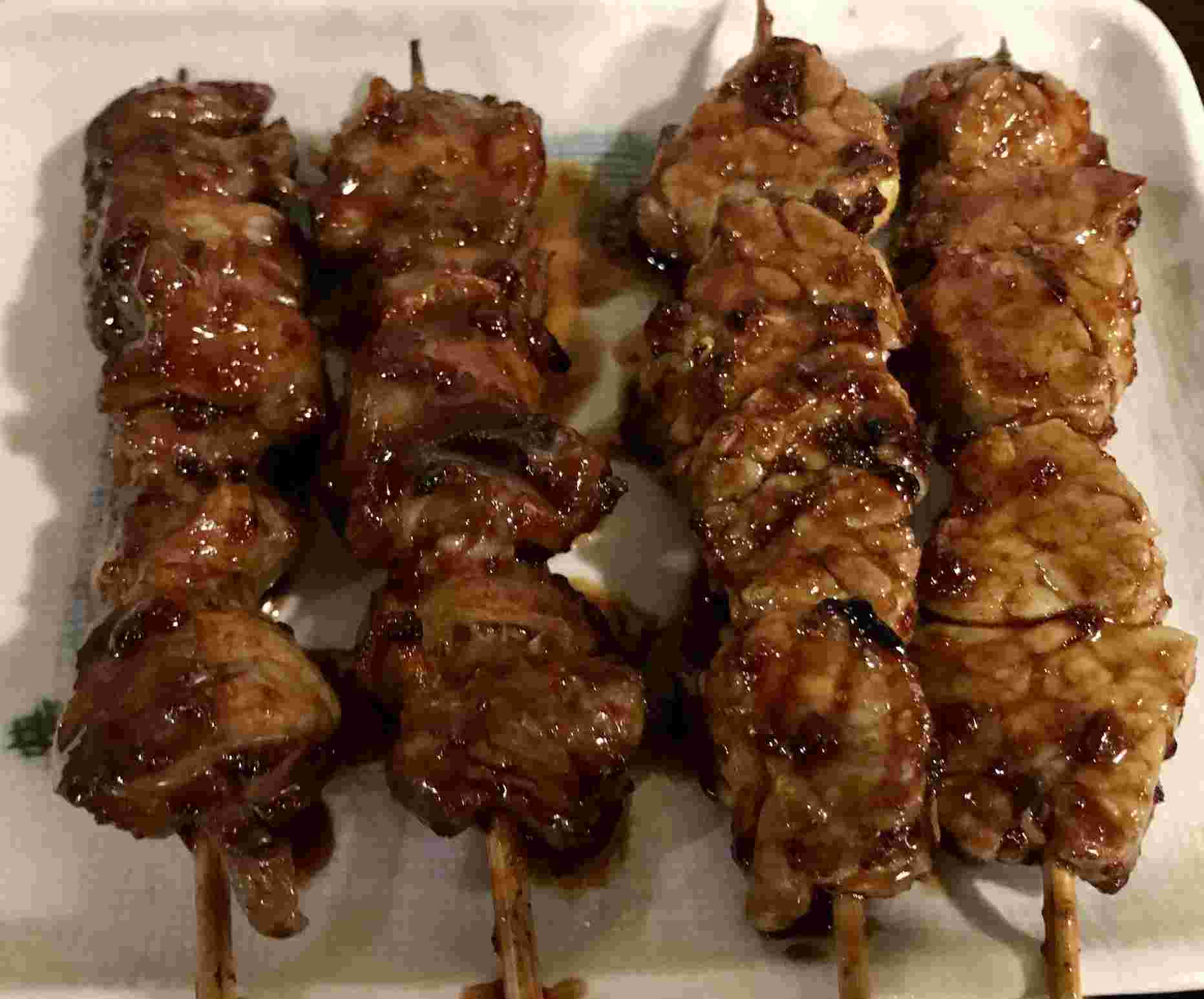 タレのついた焼き鳥4本