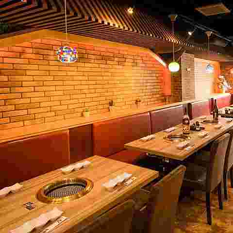 レンガの壁や木目のテーブルがあるおしゃれな店内