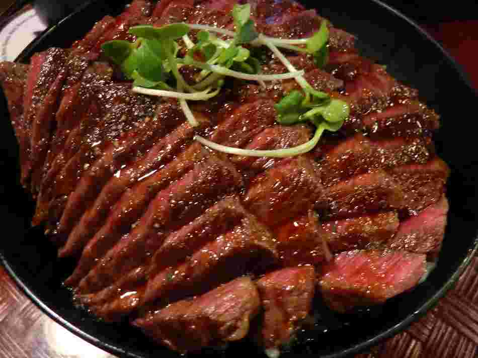 レッドロック神戸本店の肩ロースステーキ丼