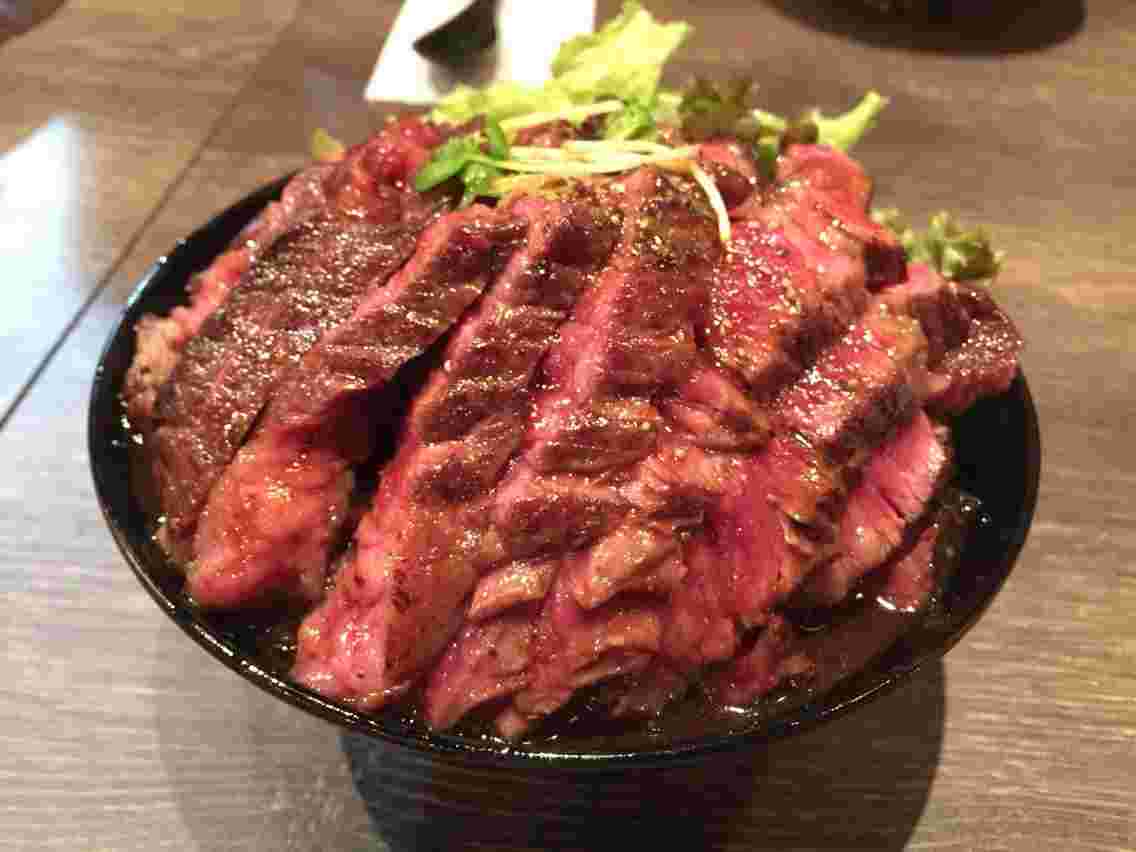 レッドロック神戸本店のワンポンドステーキ丼