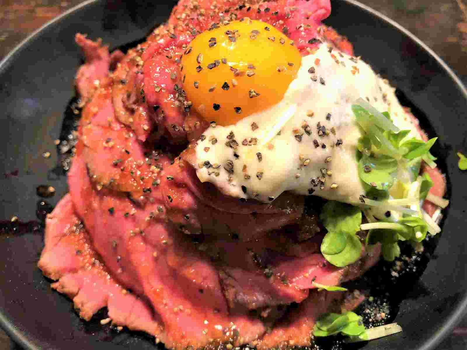 レッドロック神戸本店の山盛り肉のローストビーフ丼