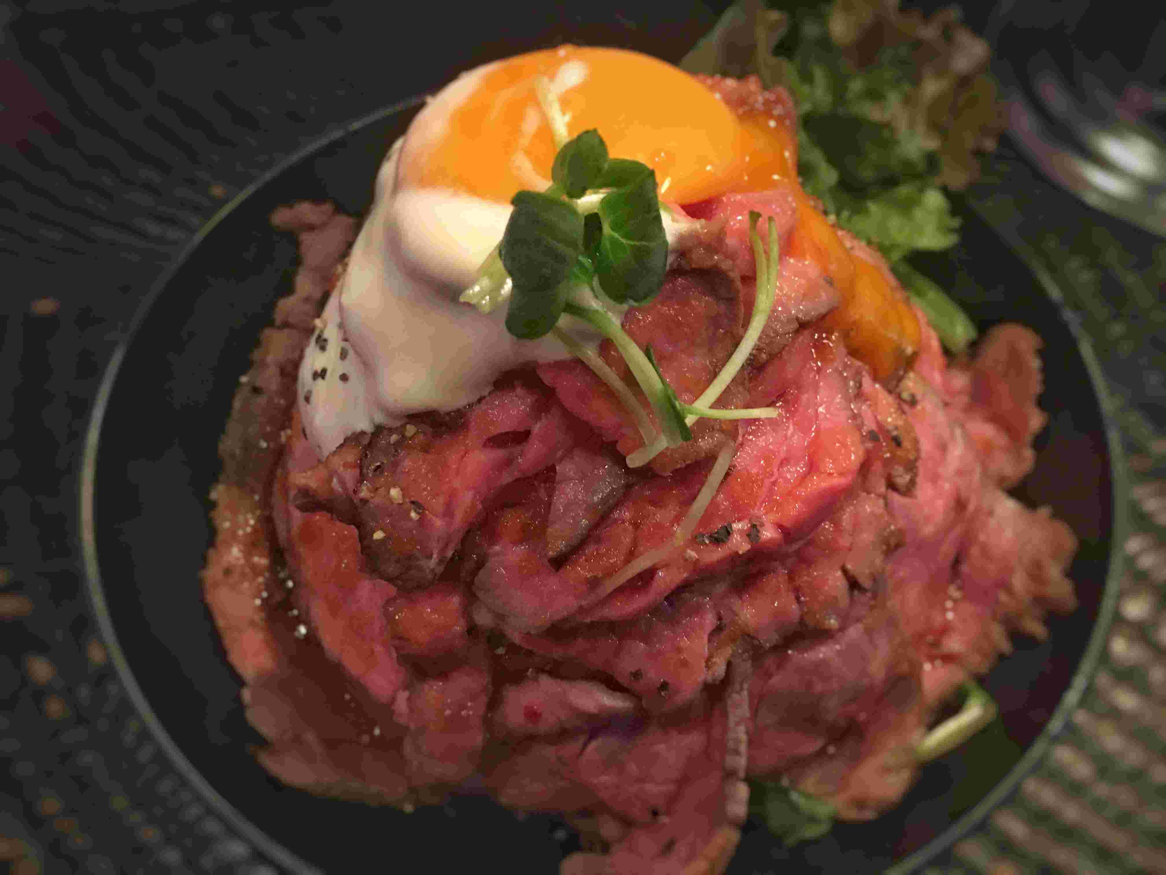 レッドロック神戸本店のローストビーフ丼の味わい