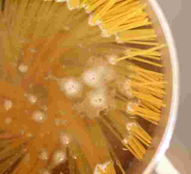 パスタが茹でられている
