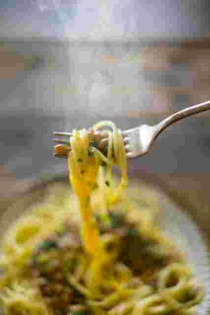 納豆パスタをフォークで持ち上げている