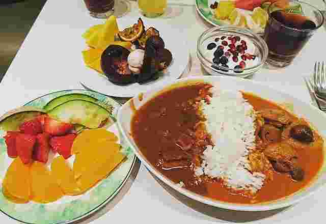 食べ放題の料理が並んでいる様子