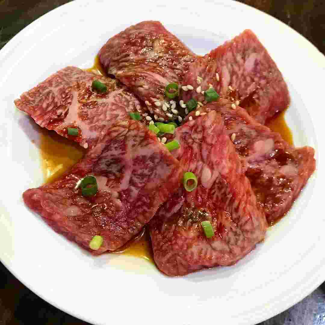さしの入った牛肉にタレがたっぷりしみ込んだ美味しそうなお肉の画像