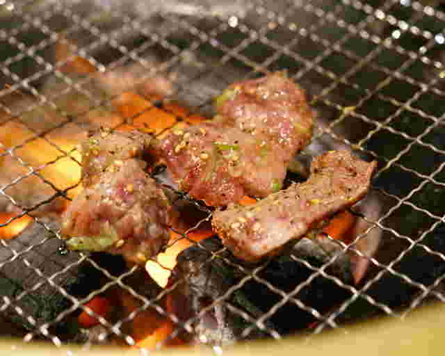 牛ハラミのが七輪で焼かれている美味しそうな画像