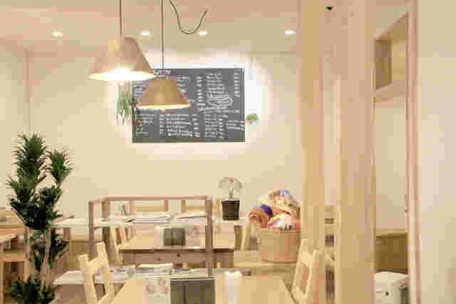 白を基調とした明るい店内です。