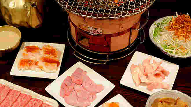 牛ホルモン、シマ腸、丸腸などのホルモンが美味しそうに並んだ画像