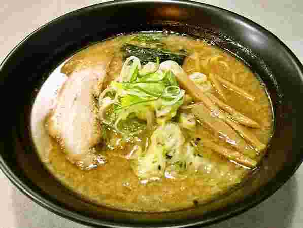 数ヶ月も熟成させた北海道産の味噌を使用したラーメンを提供する「麺屋名じま」