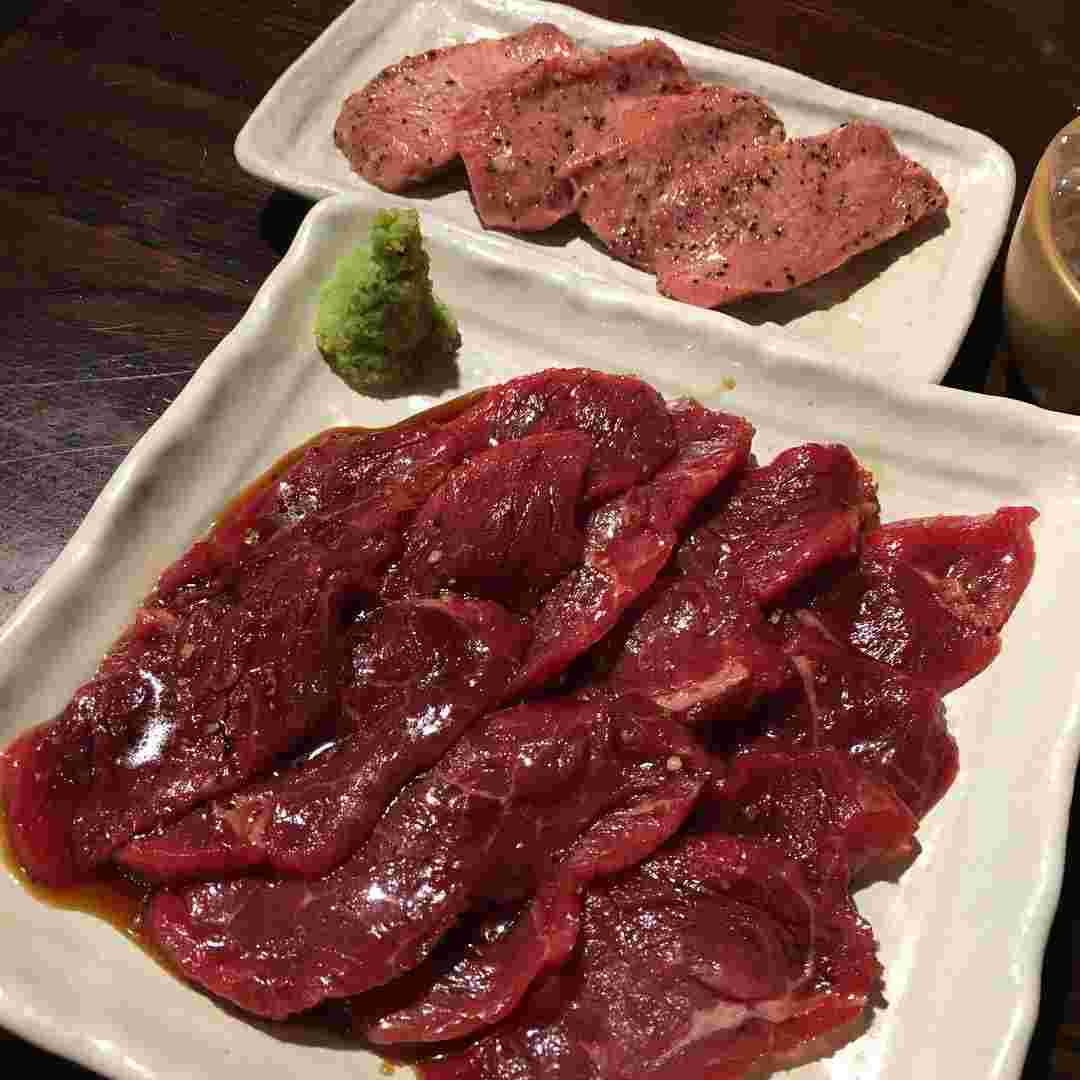 塩だれのついた牛タンと、タレのついた牛ハラミの画像